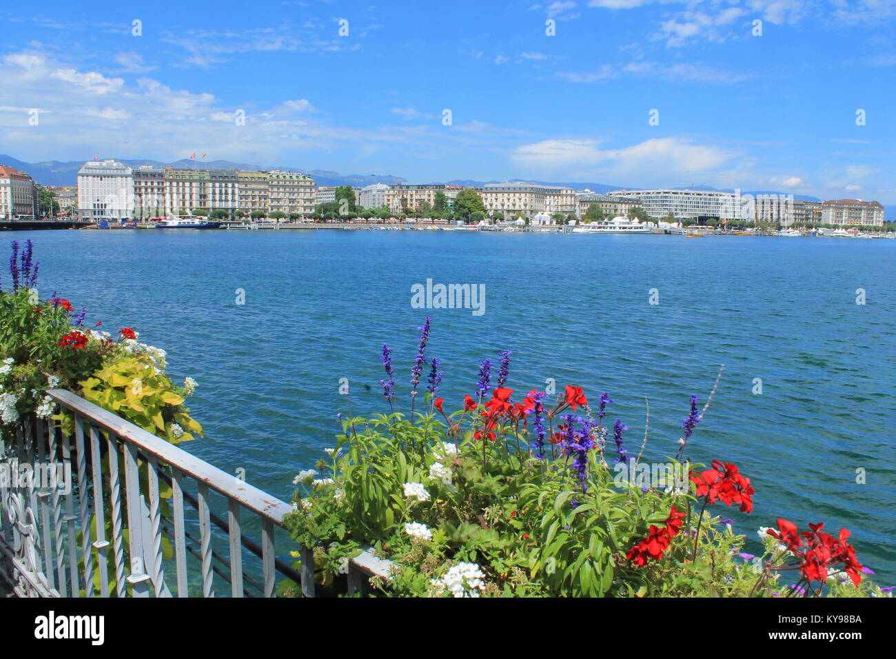 Beautiful view of the city of Geneva with boats on Lake Geneva ...