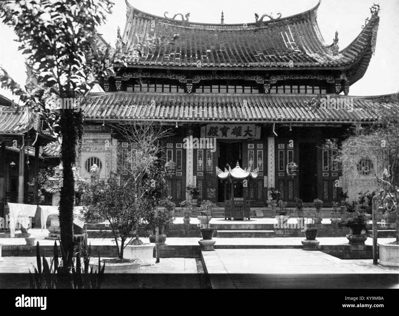 Souvenir of Singapore, 1914 Plate 04 Chinese Temple Stock Photo Alamy