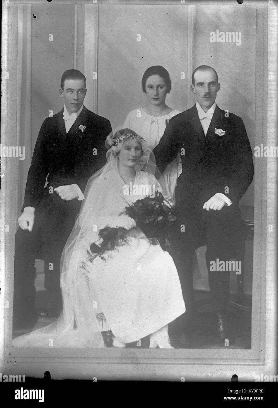 Porträtt av ett brudpar samt ytterligare en kvinna och en man. Lima, Dalarna - Nordiska Museet - NMA.0049036 Stock Photo