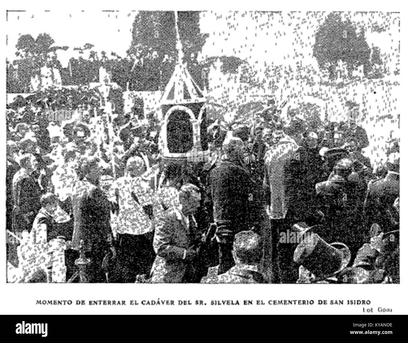 Momento de enterrar el cadáver del Sr. Silvela en el cementerio de San Isidro, foto de Goñi, ABC, 01-06-1905 Stock Photo