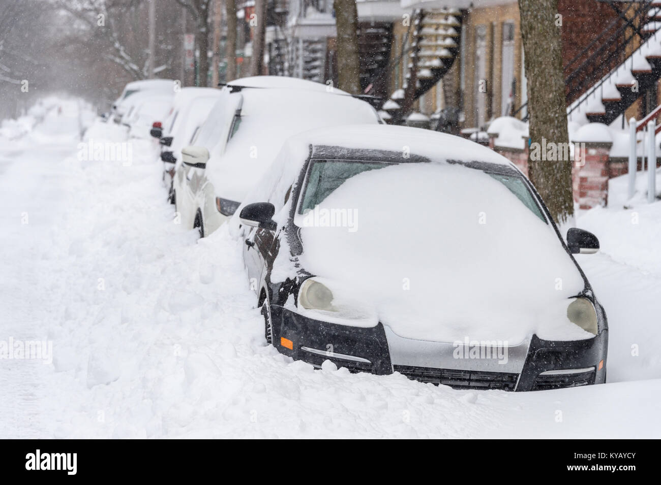 Snowstorm city hi-res stock photography and images - Alamy