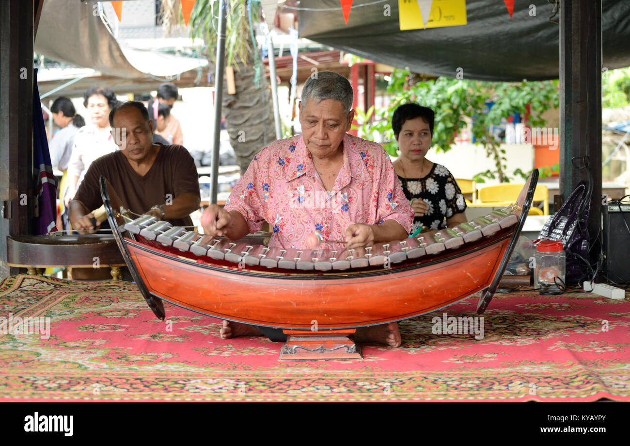 Traditional musicians, Taling Chan floating market, Bangkok, Thailand ...