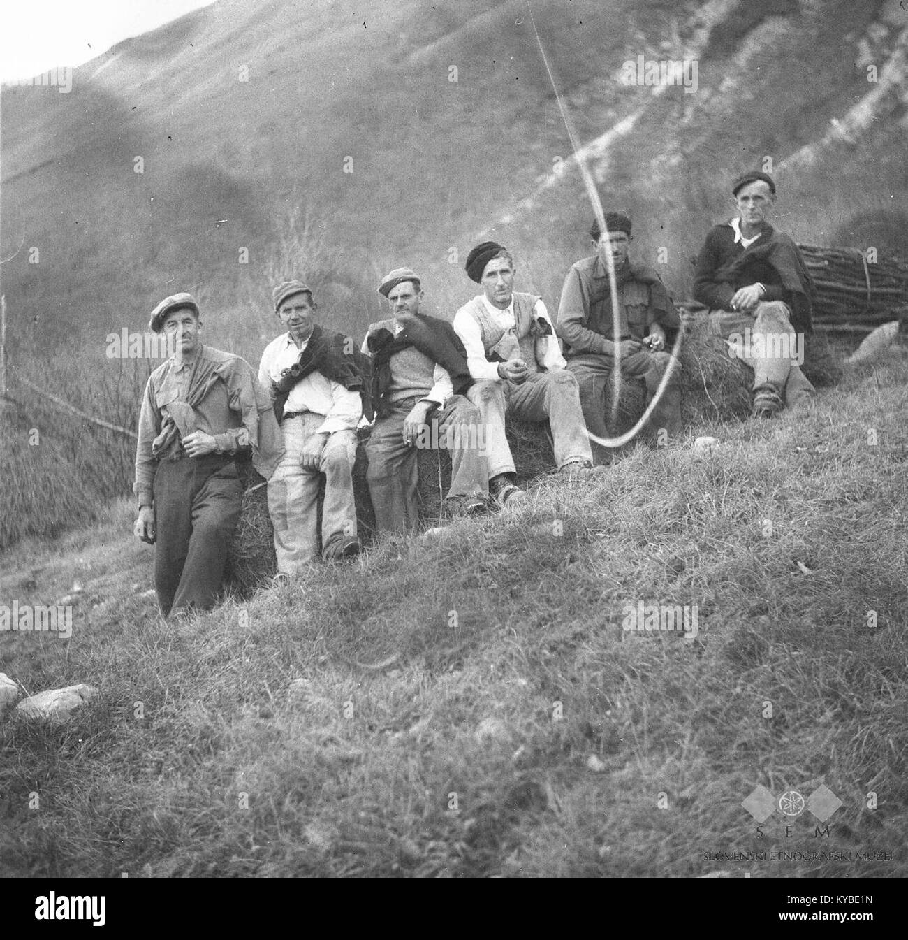 Možje iz Potokov, ki so šli zadnjikrat po zadružno seno na Vršanjo glavo; sedijo na bremenih sena, Potoki 1951 Stock Photo