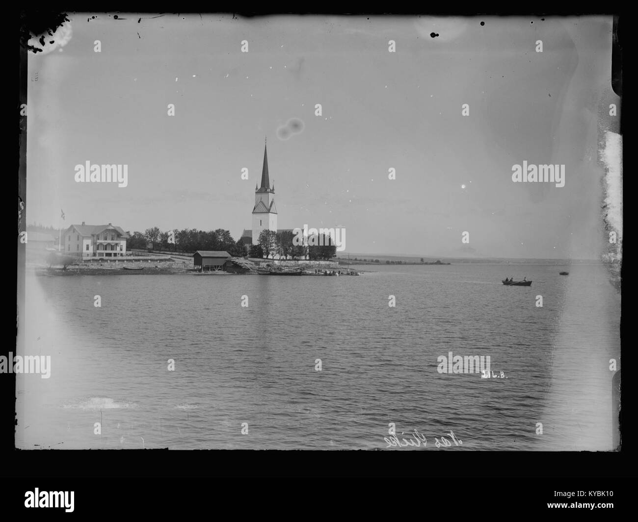 This photograph shows Næs Church in Norway, highlighting its ...