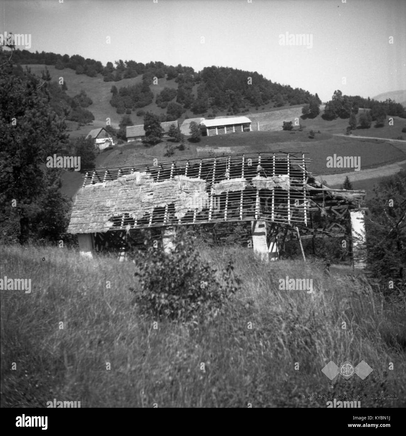 Na Pol Podrt Toplar Dvojni Kozolec U Kaludrovs Gorenje Jazne 1954 Stock Photo Alamy Na Pol Podrt Toplar Dvojni Kozolec U Kaludrovs Gorenje Jazne 1954 Stock Photo Alamy