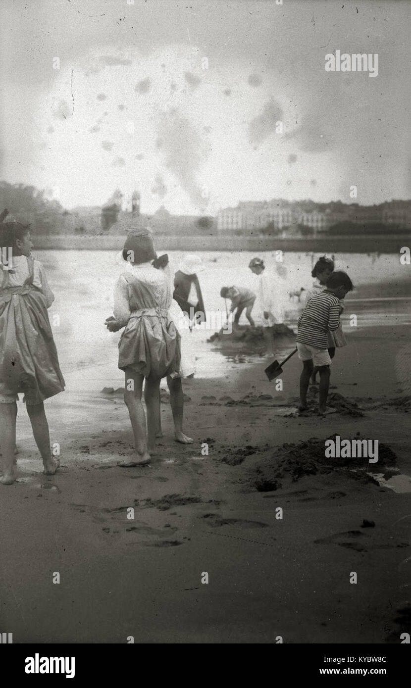 Niños jugando en la playa de la Concha (1 de 3) - Fondo Car-Kutxa Fototeka Stock Photo