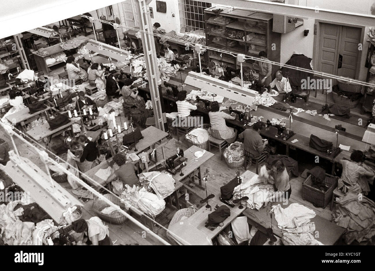Novi stroji in povečano število delovnih moči v tovarni PIK Maribor 1958  Stock Photo - Alamy