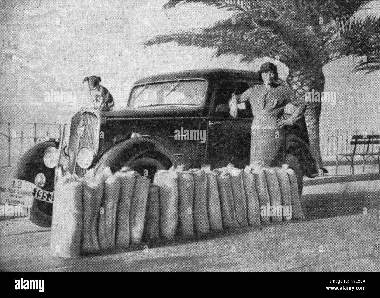 Olga Thibault et sa Peugeot 201 à St Raphael en 1935 Stock Photo