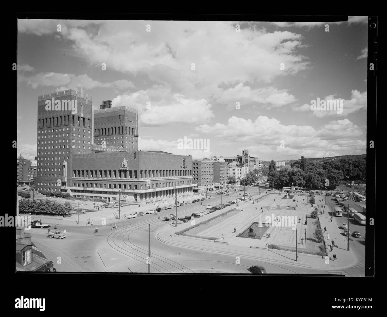 This photograph depicts Oslo City Hall (Oslo rådhus) in Norway, showing ...