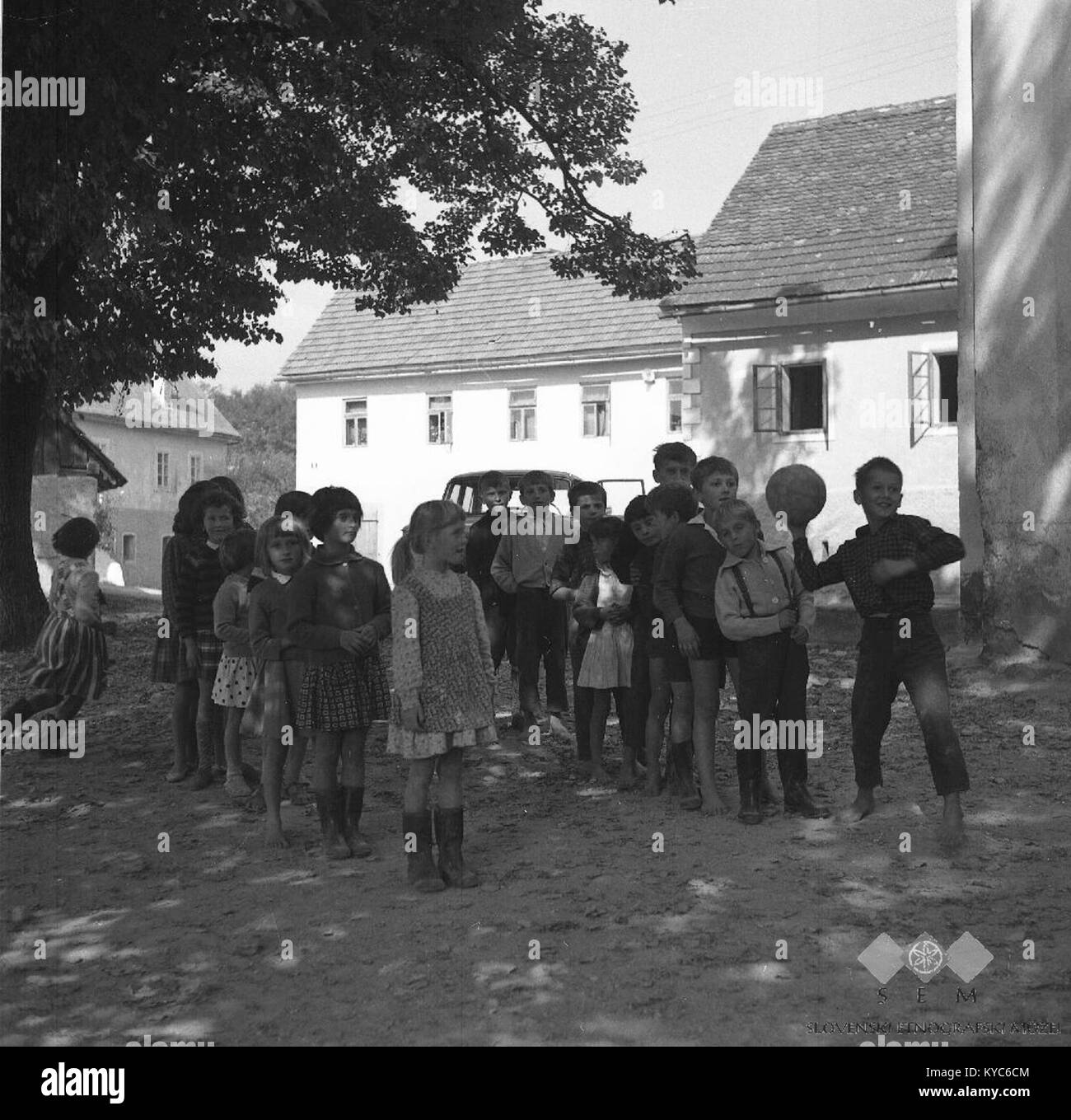 Otroci pri telovadni uri na trgu pred šolo, Drašiči 1965 (2 Stock Photo -  Alamy