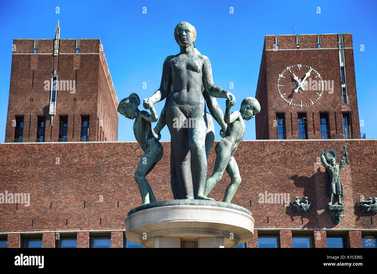 Family Group bronze sculpture and Oslo City Hall (Radhus) in Oslo ...