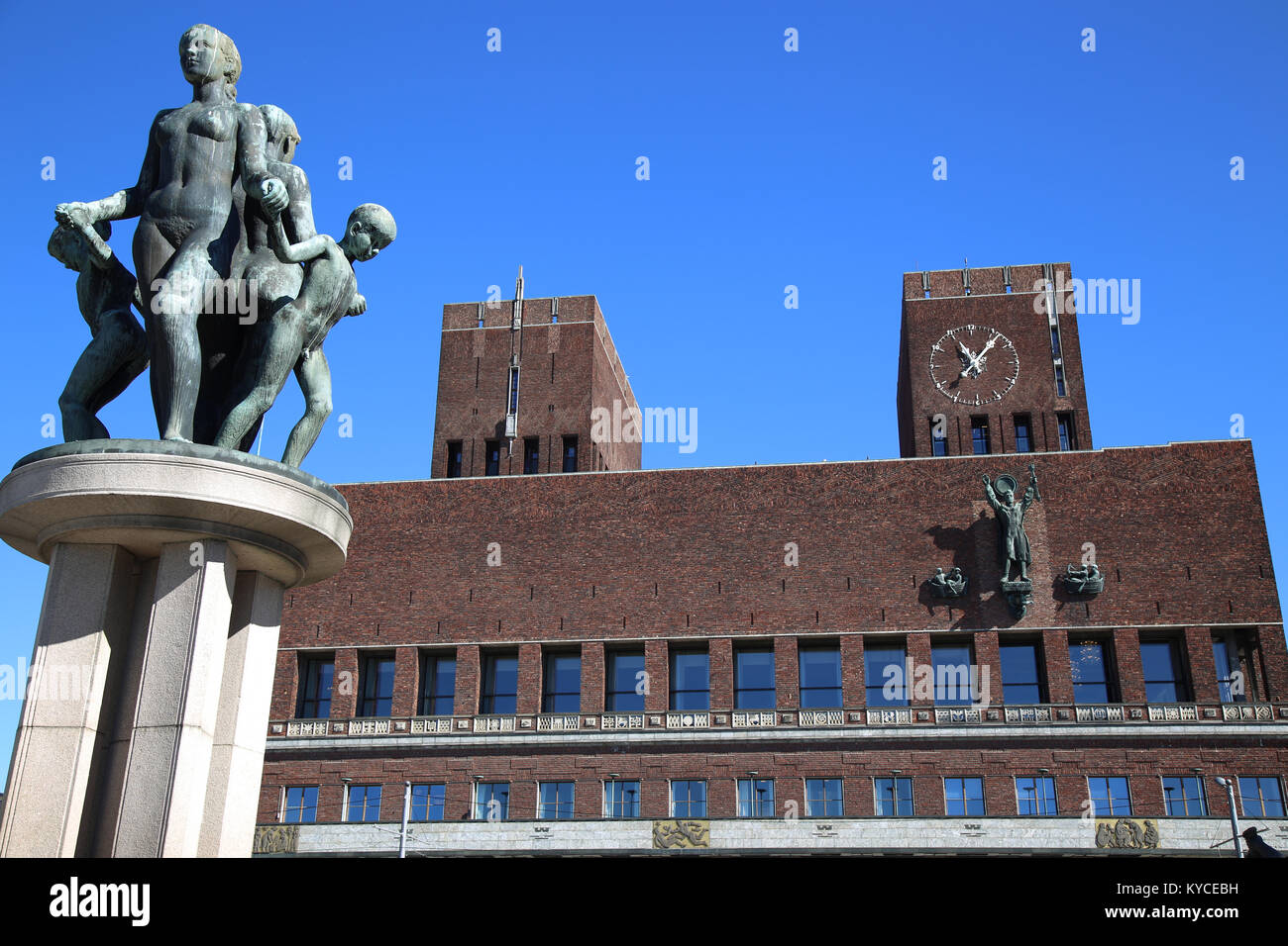 Family Group bronze sculpture and Oslo City Hall (Radhus) in Oslo ...