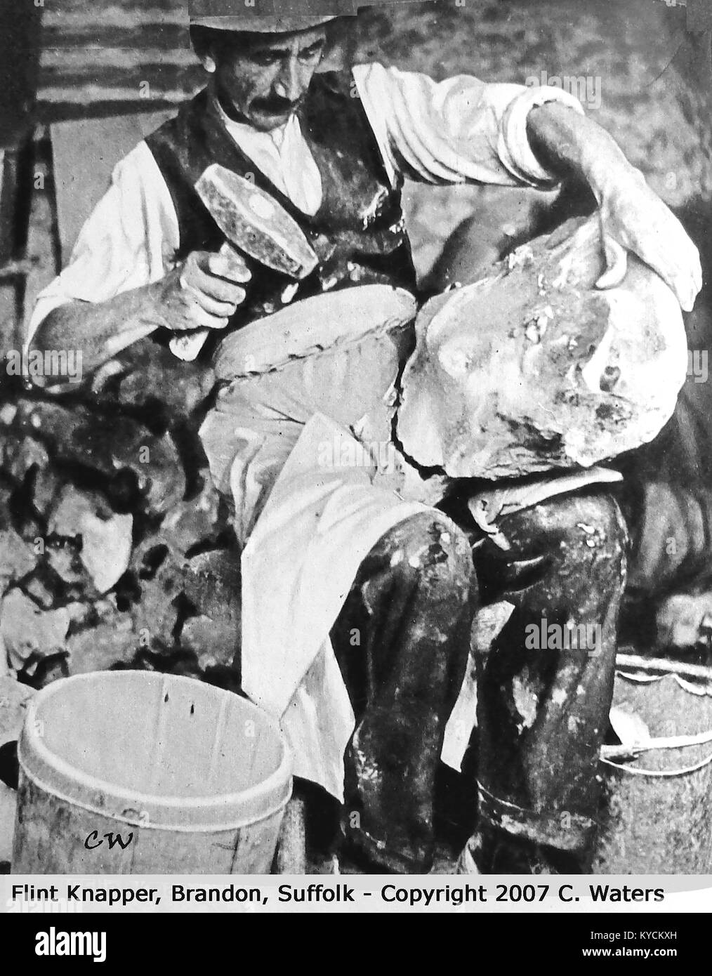 One of Britain's last professional flint knappers at work in Brandon, Suffolk in 1930 Stock Photo