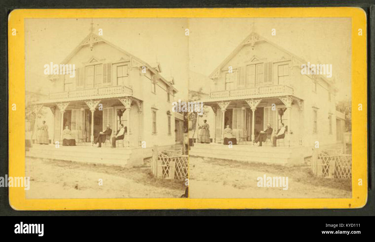 Cottage with white porch hi-res stock photography and images - Alamy