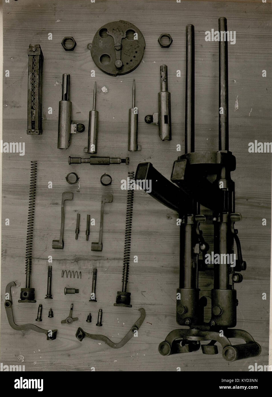 Pistola Mitragliatrin (itl.9mm Handmaschinengewehr mit je 25 Stück Schuss per Lauf) mit Bestandteilen. (BildID 15511727) Stock Photo
