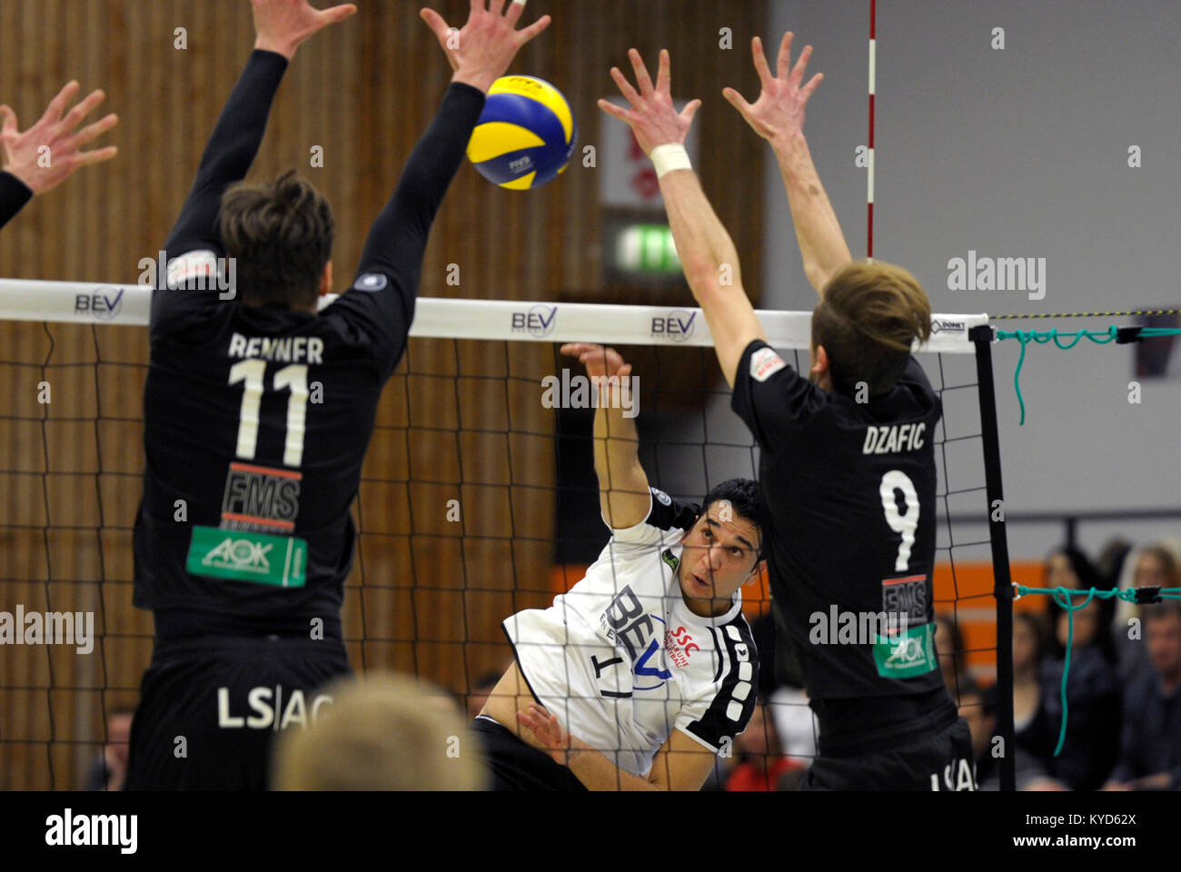 Karlsruhe, Deutschland. 13th Jan, 2018. Seyar Rahmani (mi) (SSC). versus 11 Oscar Benner und 9 Aldin Dzafic. GES/ Volleyball/ 2. Bundesliga-Sued: SSC Karlsruhe - TV/DJK Hammelburg, 13.01.2018 -- |usage worldwide Credit: dpa/Alamy Live News Stock Photo