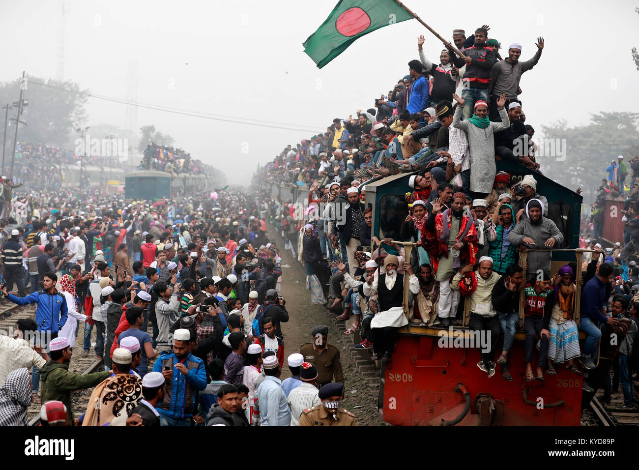Dhaka, Bangladesh. 14th Jan, 2018.  Bangladeshi Muslim devotees return home in an over-crowded train after attends the Akheri Munajat or the Final Prayer on the last day of Biswa Ijtema, the second largest World Congregation of Muslims at Tongi, on the outskirts of Dhaka, Bangladesh. The first phase of Biswa Ijtema ends today with Akheri Munajat, or the Final Prayer, and Muslim devotees from across the world participated in the second largest world congregation of Muslims. Credit: SK Hasan Ali/Alamy Live News Stock Photo