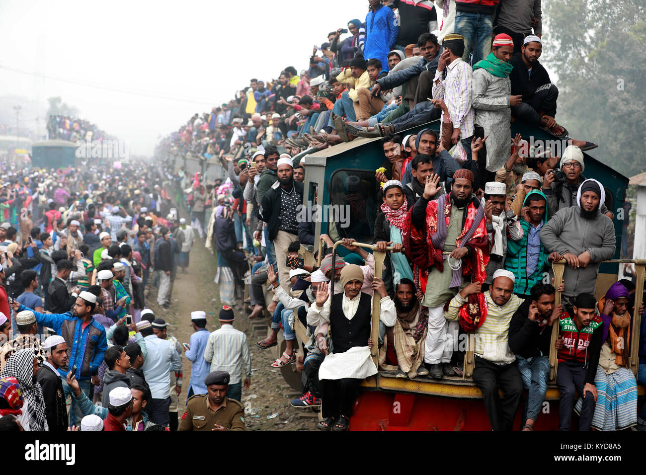 Dhaka, Bangladesh. 14th Jan, 2018.  Bangladeshi Muslim devotees return home in an over-crowded train after attends the Akheri Munajat or the Final Prayer on the last day of Biswa Ijtema, the second largest World Congregation of Muslims at Tongi, on the outskirts of Dhaka, Bangladesh. The first phase of Biswa Ijtema ends today with Akheri Munajat, or the Final Prayer, and Muslim devotees from across the world participated in the second largest world congregation of Muslims. Credit: SK Hasan Ali/Alamy Live News Stock Photo