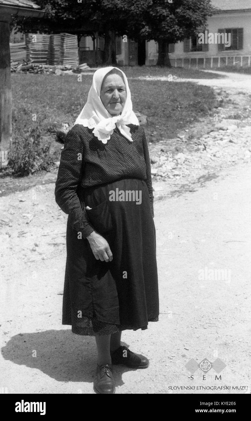 Točajeva mama z adrco na glavi (Lucija Oprešnik, 60 let, Brezen) 1963 ...