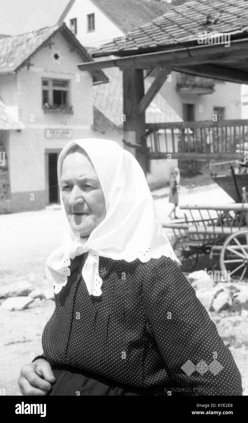 Točajeva mama z adrco na glavi (Lucija Oprešnik, 60 let, Brezen) 1963 ...