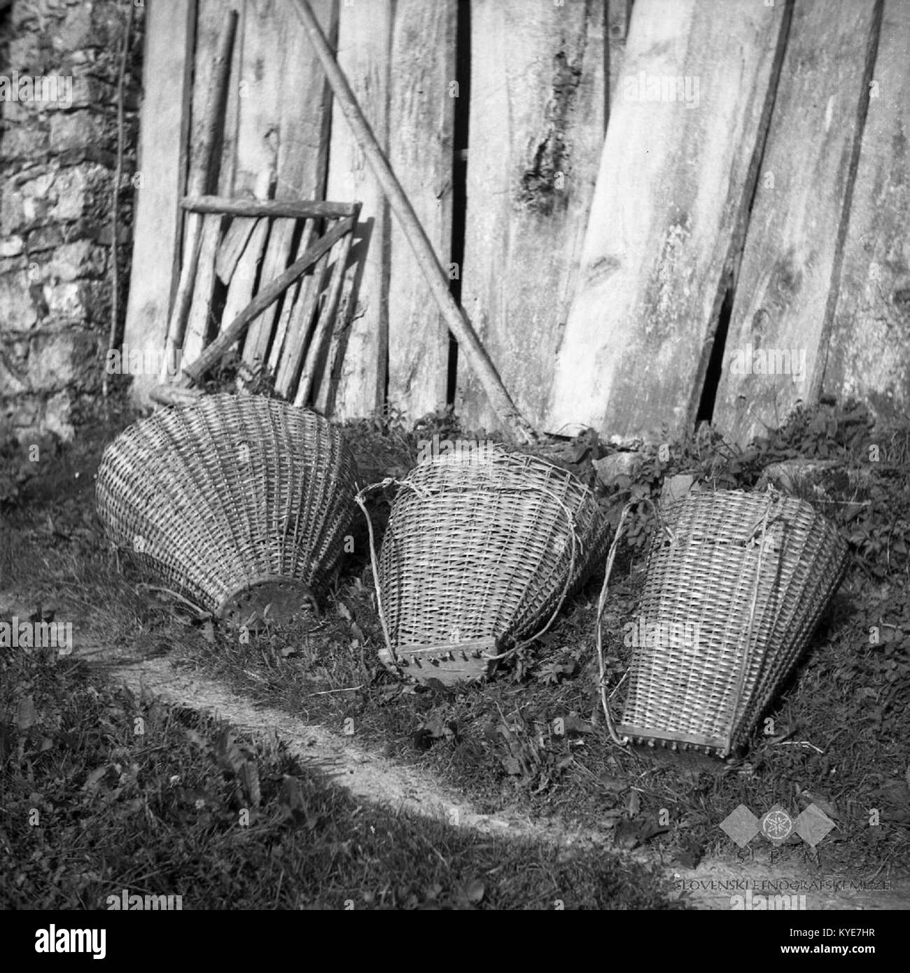 Trije različni koši, listənk za listje, upərtouənk in koš - lahek za v mlin  itd., Otalež 1954 Stock Photo - Alamy