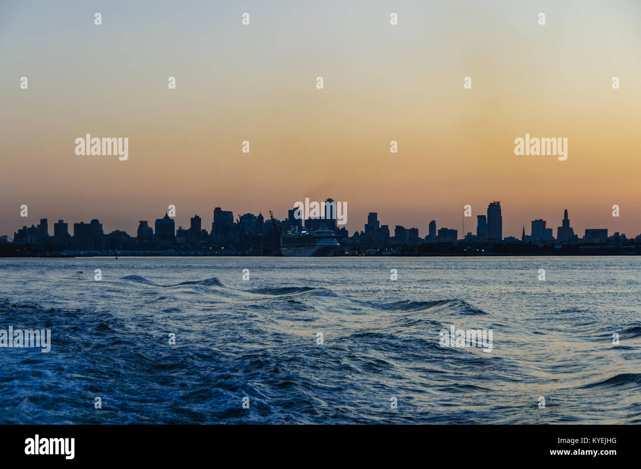 Sunrise over nyc hi-res stock photography and images - Alamy