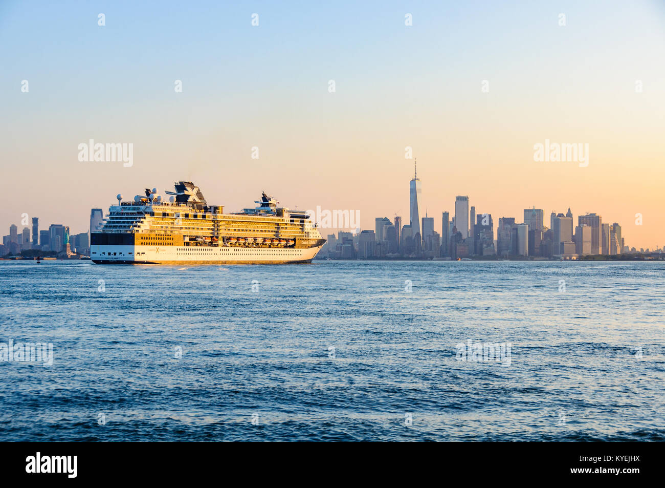 Cruiseship staying in front of the Manhattan skyline at sunrise in New York, USA Stock Photo