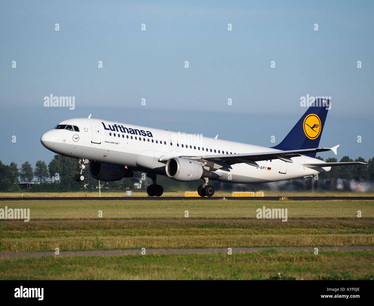 Lufthansa airbus a320 211 hi-res stock photography and images - Alamy