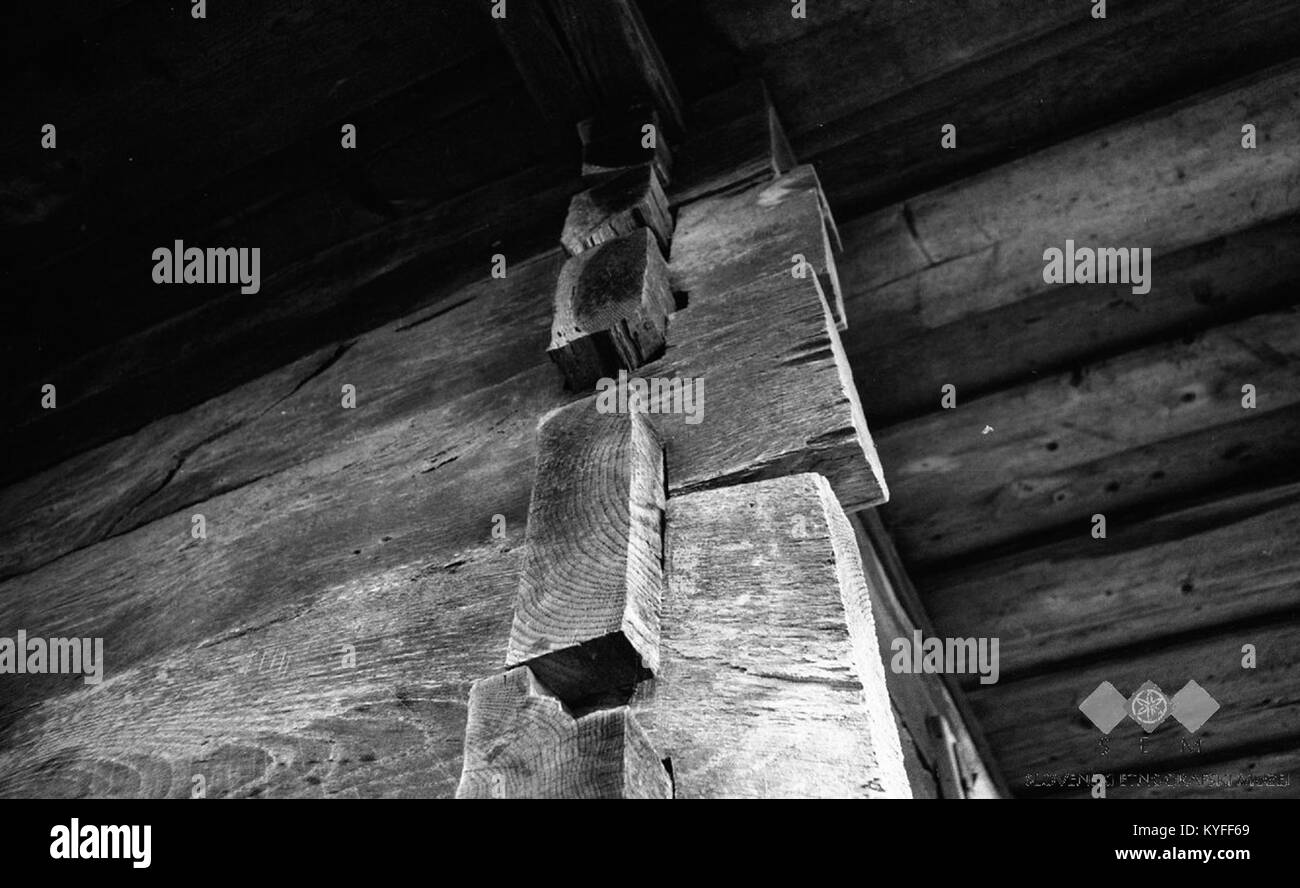 Vogal lesene hiše- zapuščena lesena hiša, Drašiči 1965 Stock Photo