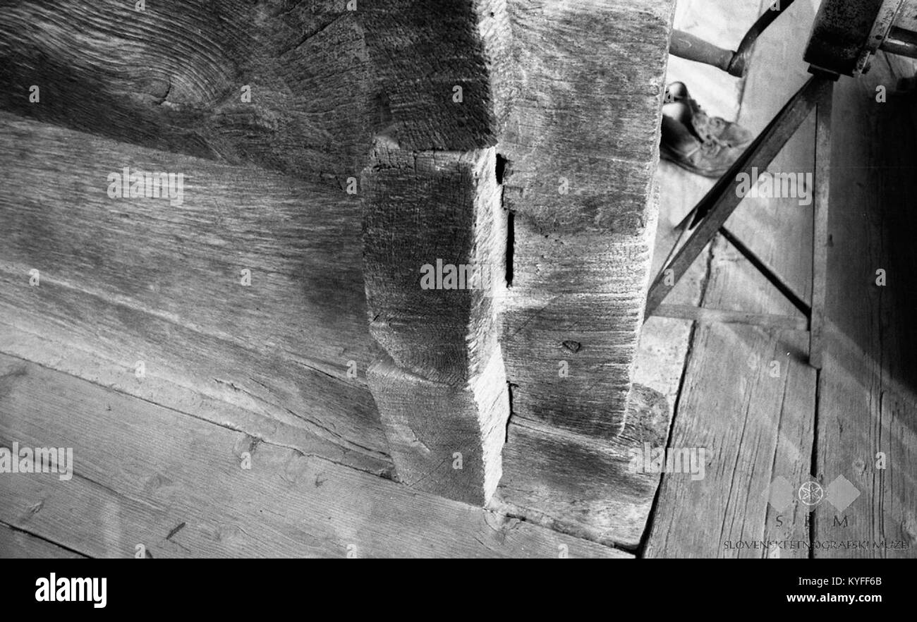 Vogal lesene hiše- zapuščena lesena hiša, Drašiči 1965 (2) Stock Photo