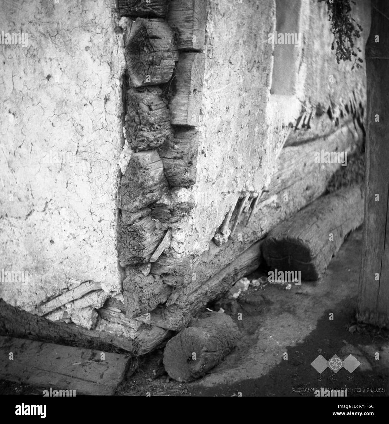 Vogal lesene in ometane hiše, pri Saminovih, Srednji Lipovec 1957 Stock Photo