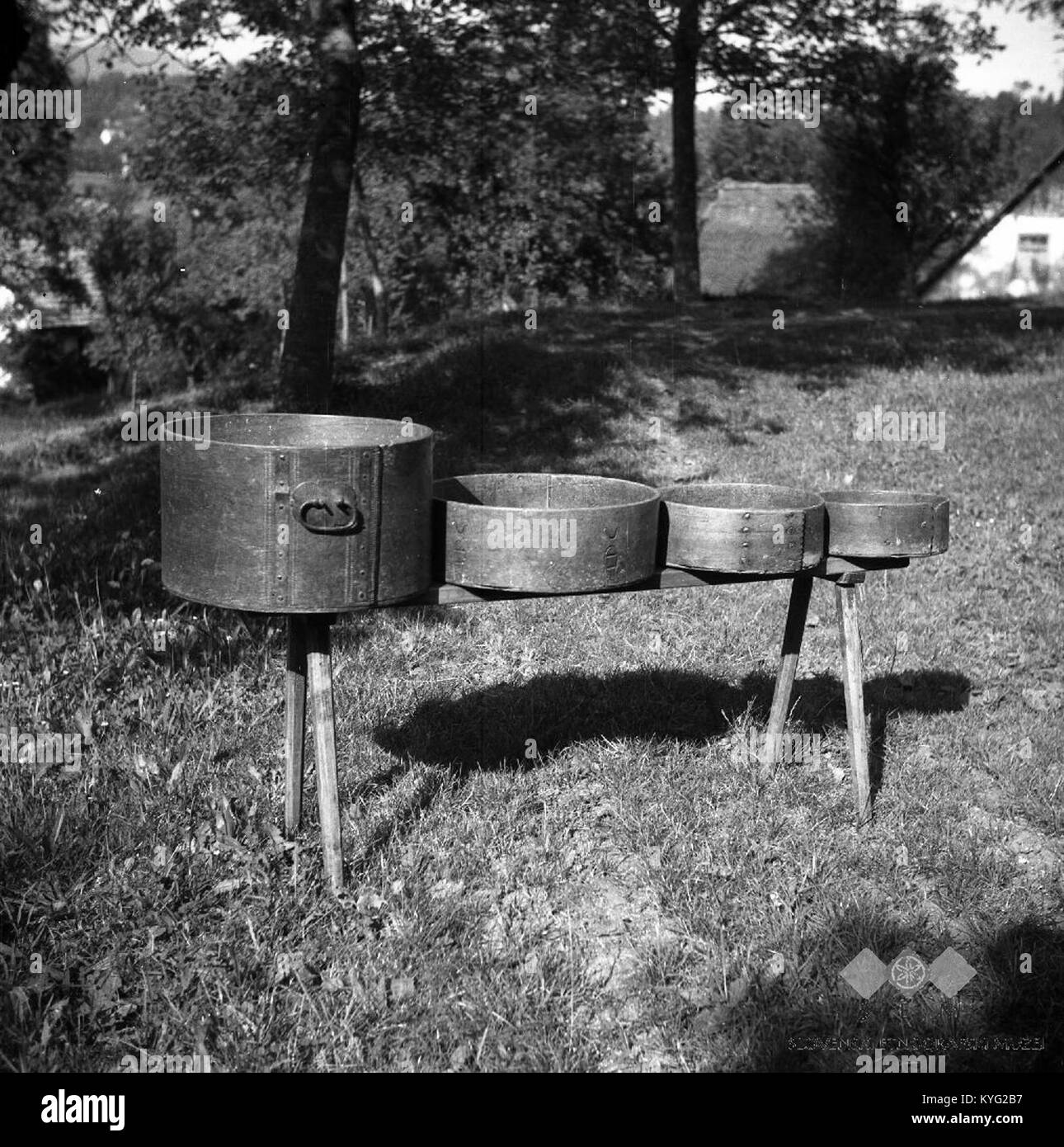 Posode za merjenje žita- mernik, znenk, polounica in kvart, Polje 1954  Stock Photo - Alamy