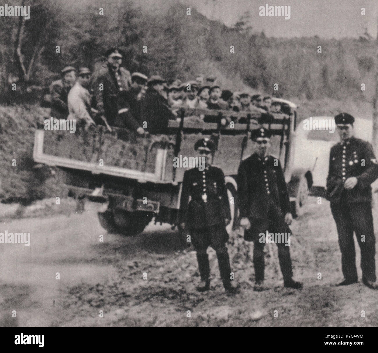 Praca przymusowa, polscy rolnicy pochwyceni przez policję niemiecką, Polska 1941 Stock Photo