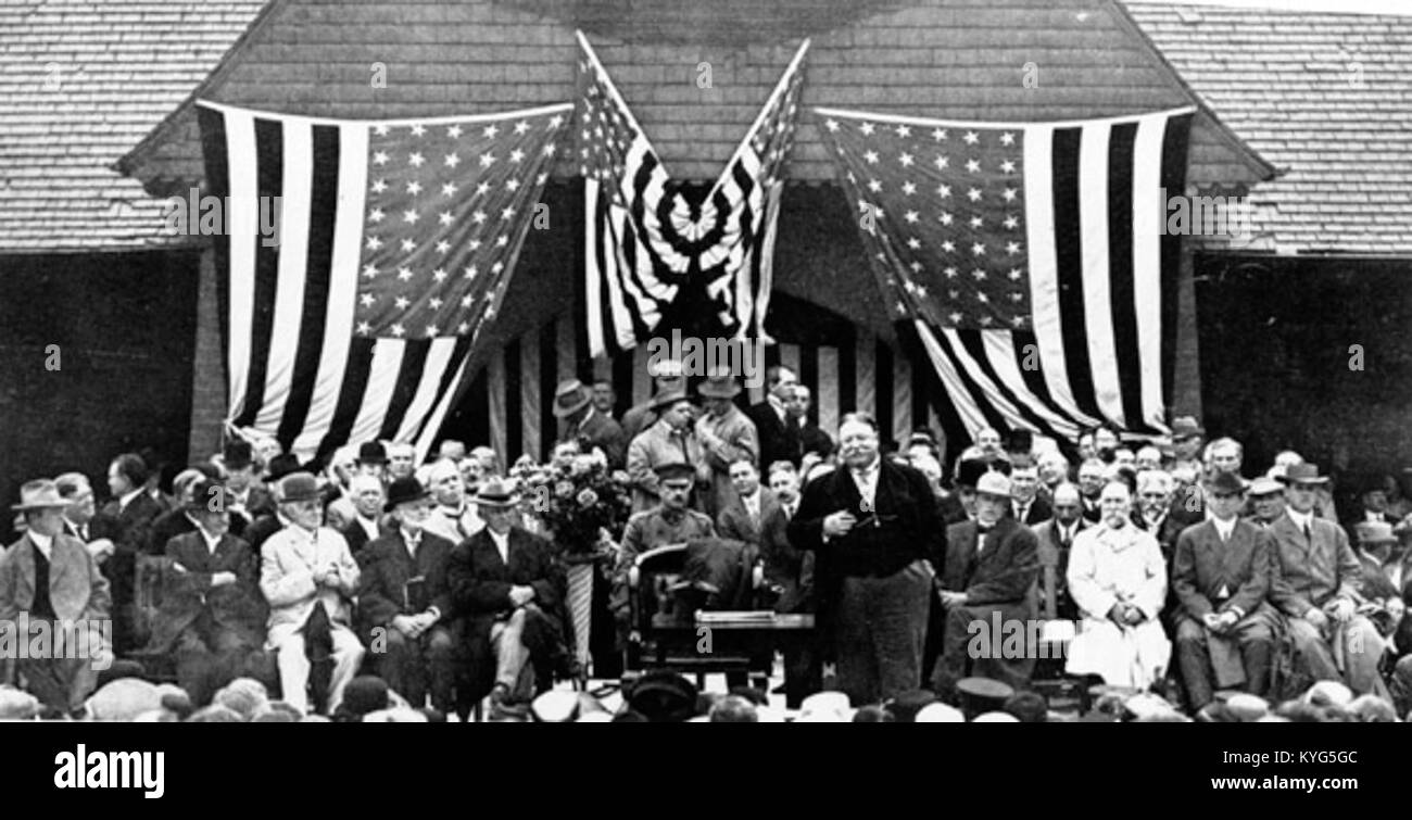 A 1911 photograph showing U.S. President William H. Taft with local ...