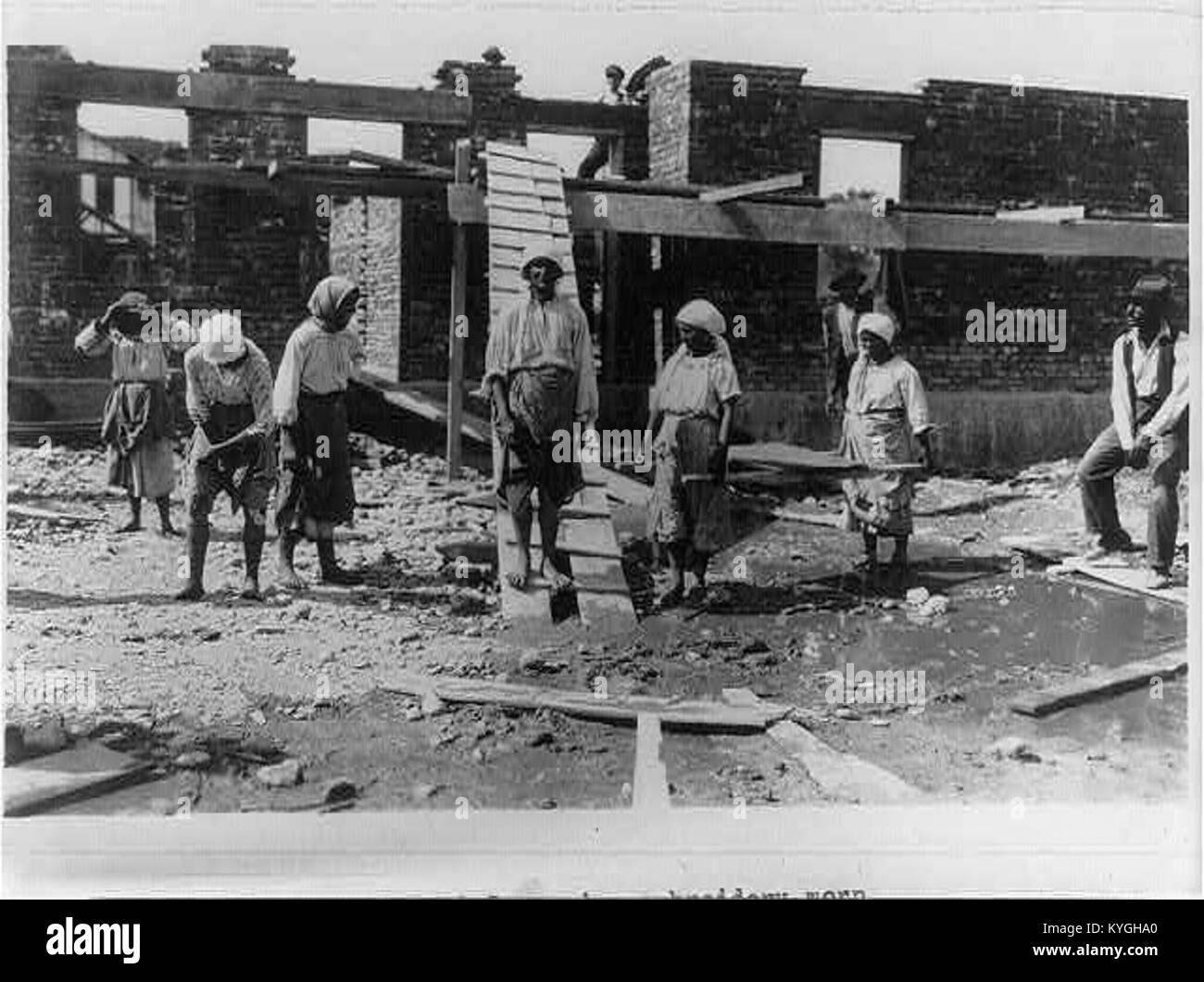 Roumania) Roumanian gypsy girls in the oil fields LCCN2001705734 Stock ...