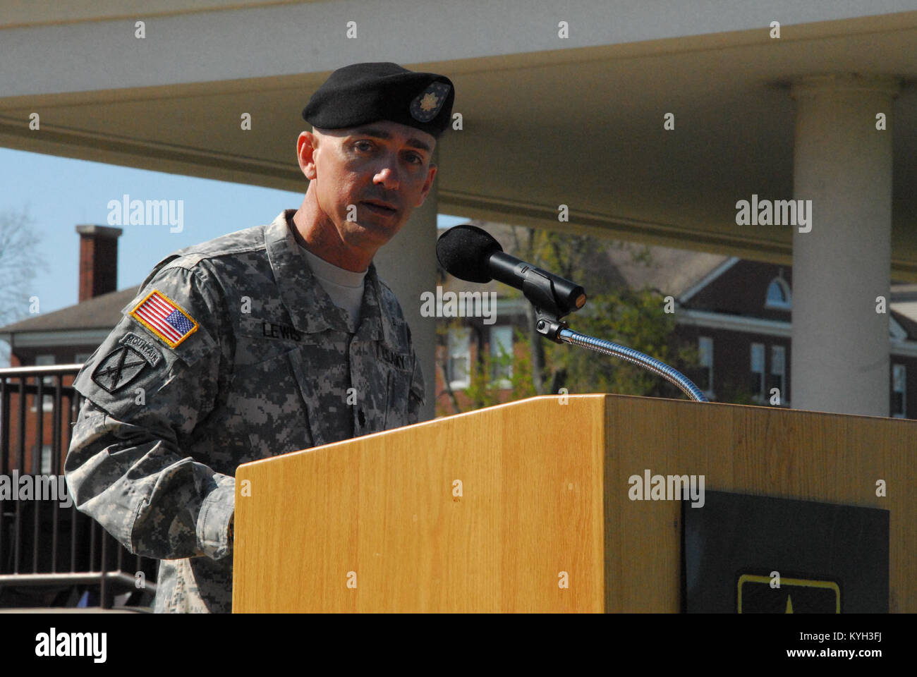 Warrior transition battalion commander hi-res stock photography and images  - Alamy