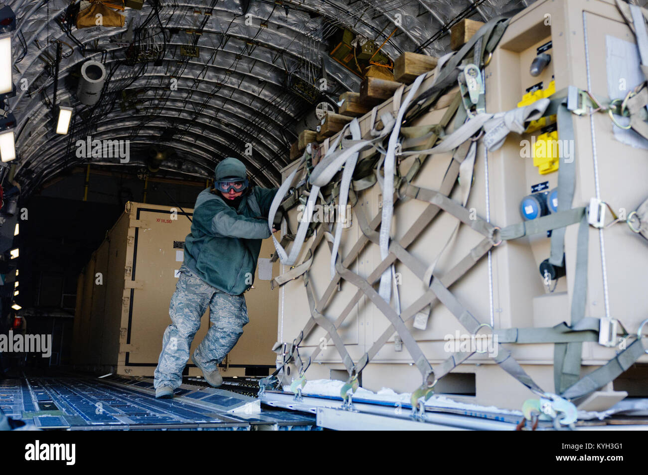 Staff Sgt. Brian Leach, aerial port ramp supervisor for the Kentucky Air National Guard’s 123rd Contingency Response Group, pushes a pallet of cargo from a C-17 during Exercise Eagle Flag at Joint Base McGuire-Dix-Lakehurst, N.J., on March 28, 2012. The unit, from Louisville, Ky., joined forces with the U.S. Army’s 690th Rapid Port Opening Element from Fort Eustis, Va., to establish a Joint Task Force-Port Opening through March 30. (U.S. Air Force photo by Master Sgt. Phil Speck) Stock Photo