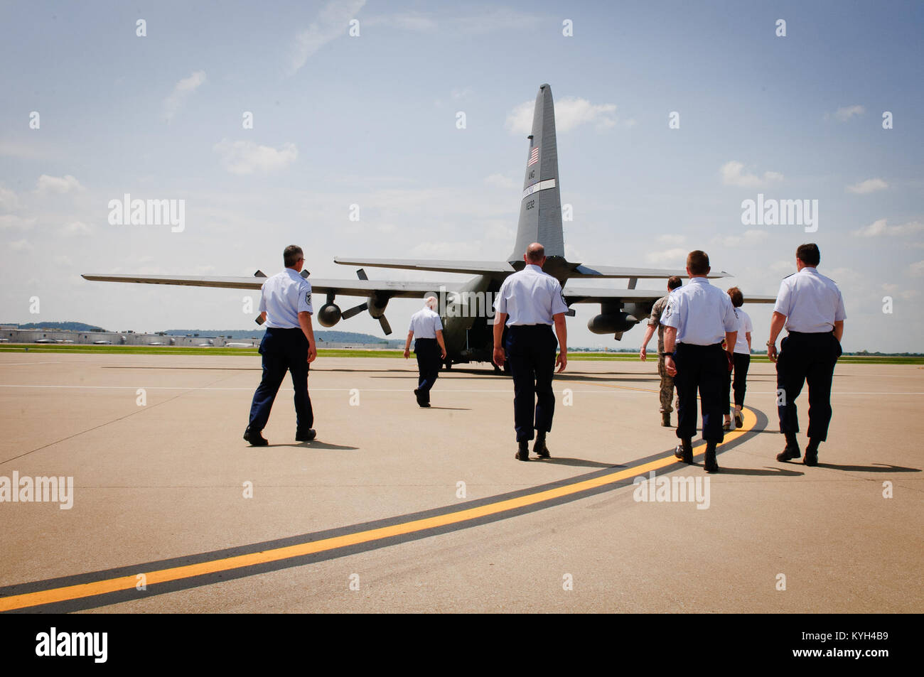 Members of the Kentucky Air National Guard, 123rd Special Tactics ...
