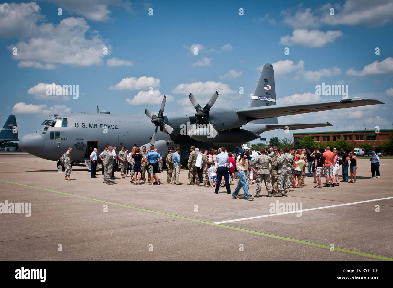 Members of the Kentucky Air National Guard, 123rd Special Tactics ...