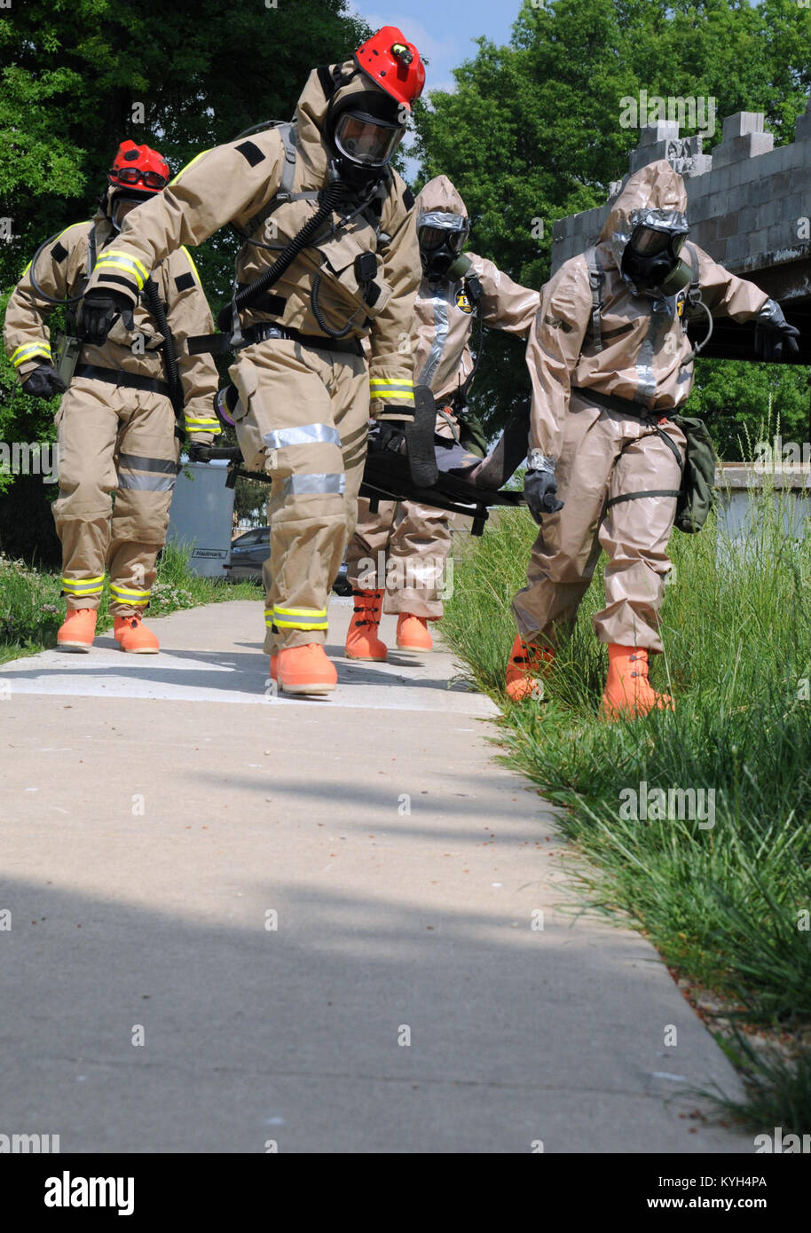 Members of Kentucky's 301st and 299th chemical companies litter carry a