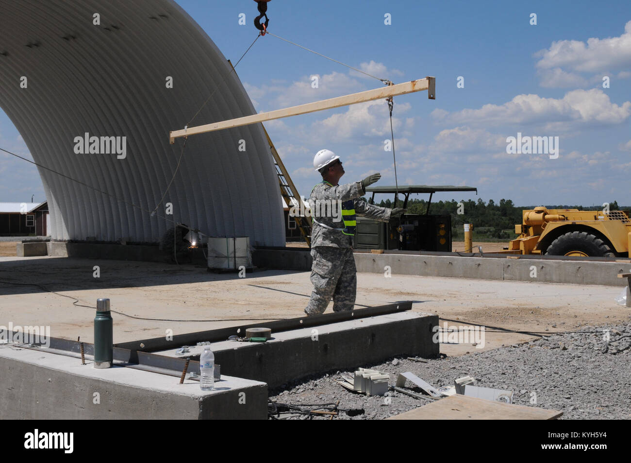 A Soldier With The 149th Vertical Engineer Co Guides A Support Beam Stock Photo Alamy A Soldier With The 149th Vertical Engineer Co Guides A Support Beam Stock Photo Alamy