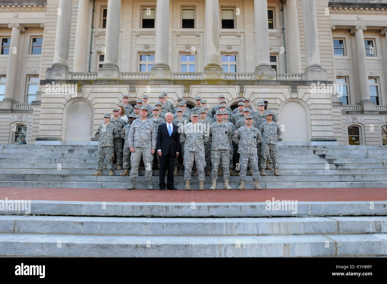 Kentucky Governor, Steve Beshear and the Adjutant General, Maj. Gen. Edward W. Tonini, join new Kentucky Guard recruits on the steps of the State Capitol in Frankfort, Ky., Nov. 20, 2012. (Kentucky National Guard photo by Sgt. Scott Raymond) Stock Photo