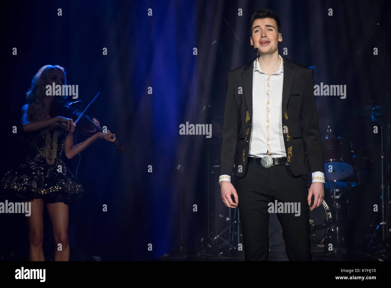 Dúlamán - Voice of the Celts, Irish dance and folk music show, produced by Seán McCarthy, Dúlamán was finalist of German TV talent show 'Das Supertalent 2017', here show at Stadthalle Wetzlar, Germany, 13th Jan, 2018. Scene with lead vocalist Seán Keany. Credit: Christian Lademann Stock Photo