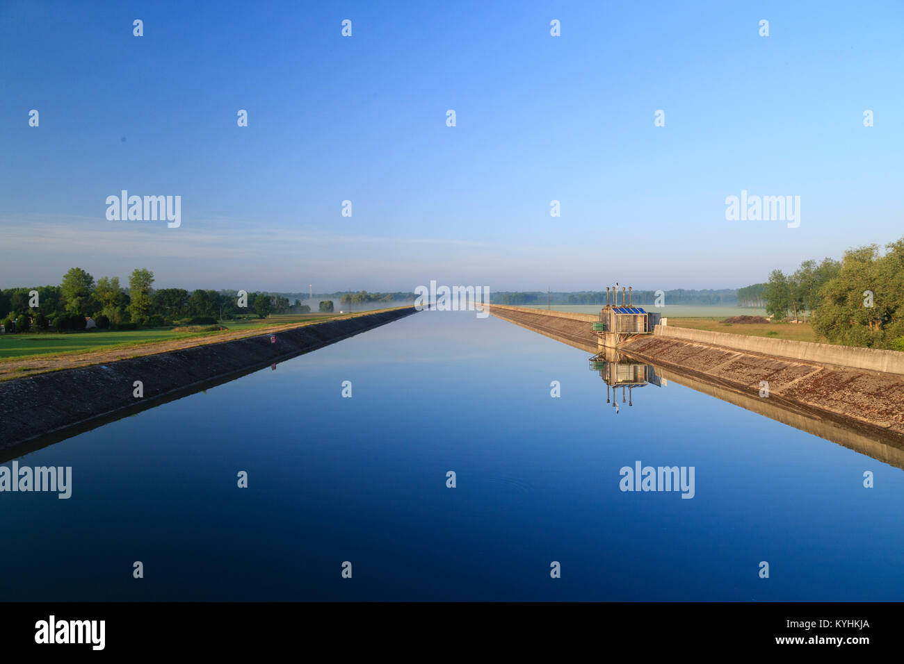 France, Haute-Marne (52), Éclaron-Braucourt-Sainte-Livière, canal d'Amenée entre la rivière Marne et le lac du Der-Chantecoq // France, Haute-Marne, E Stock Photo