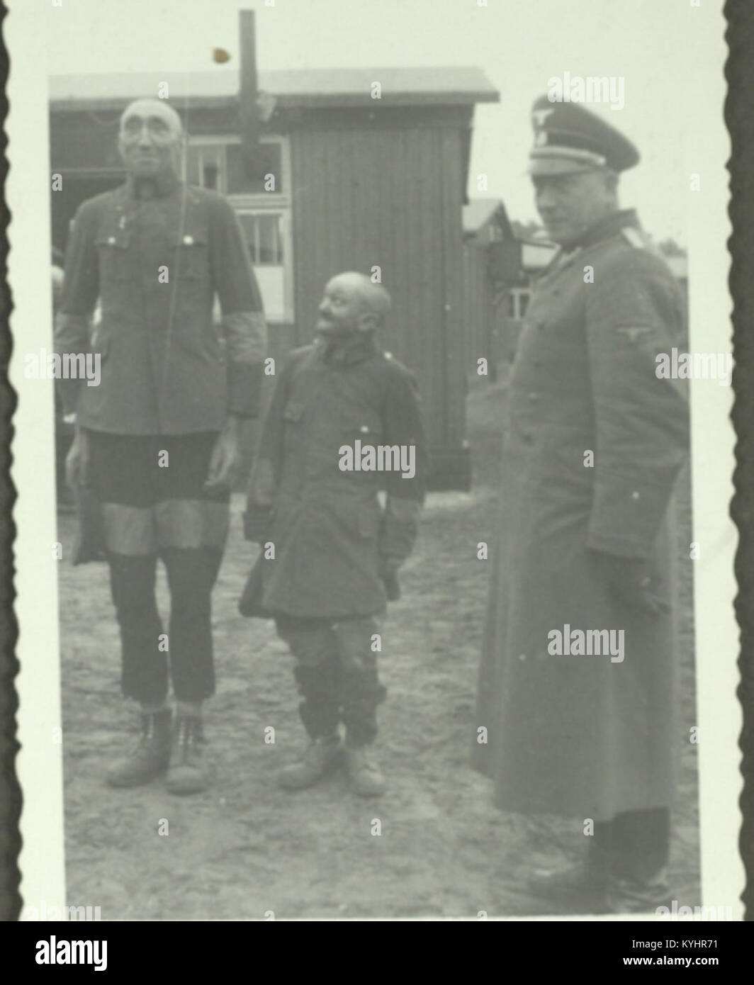 Sachsenhausen - SS-Mann Jacob Weiseborn posiert mit Häftlingen Stock Photo