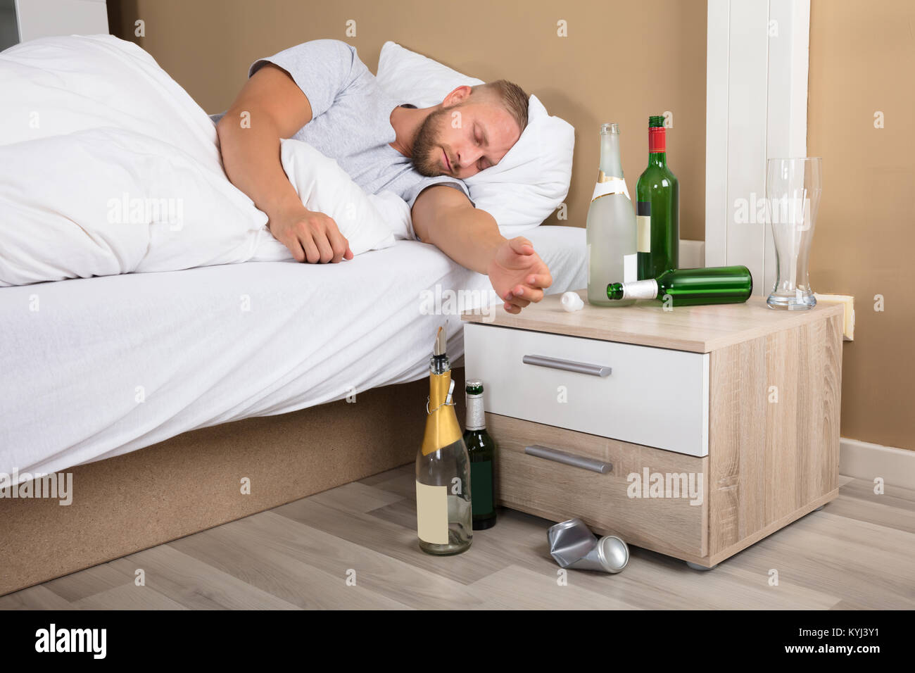 Sleeping drunk man. Человек лежит на кровати. Спать в обнимку с бутылкой. Sleeping drunk man. Пьяные мужья на диване.