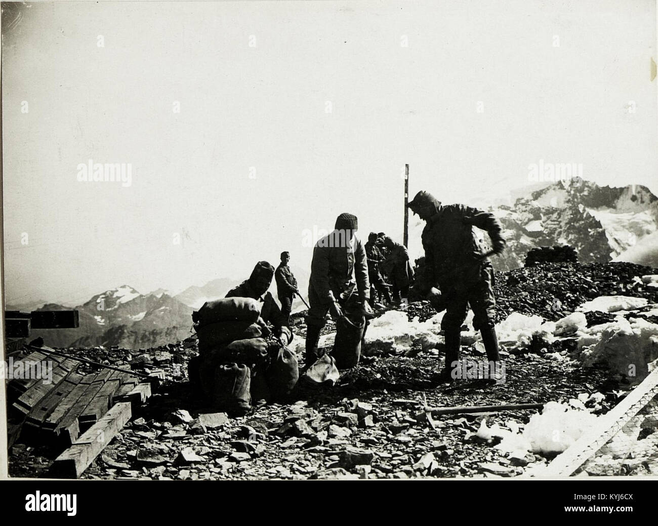 Standpunkt Infanterie-Stellung auf Monte Livrio, Füllung von Sandsäcken. (BildID 15425593) Stock Photo