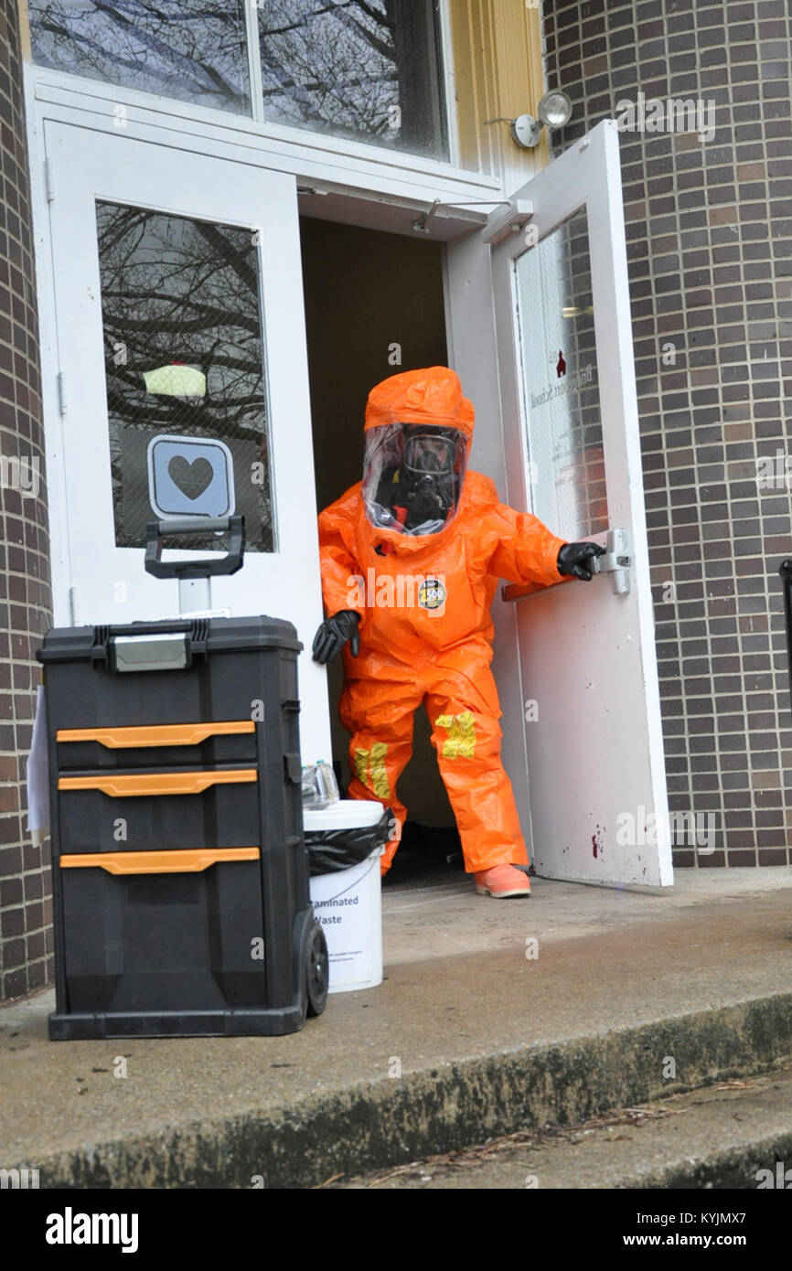 Members of the Kentucky National Guard's 41st Civil Support Team Participate in a training proficiency evaluation in Frankfort, Ky., April 11, 2013.  The purpose of the exercise was to revalidate the skills of the Soldiers and Airmen of the unit in their response to a hazardous situation. (KYNG photo by Staff Sgt. Scott Raymond) Stock Photo