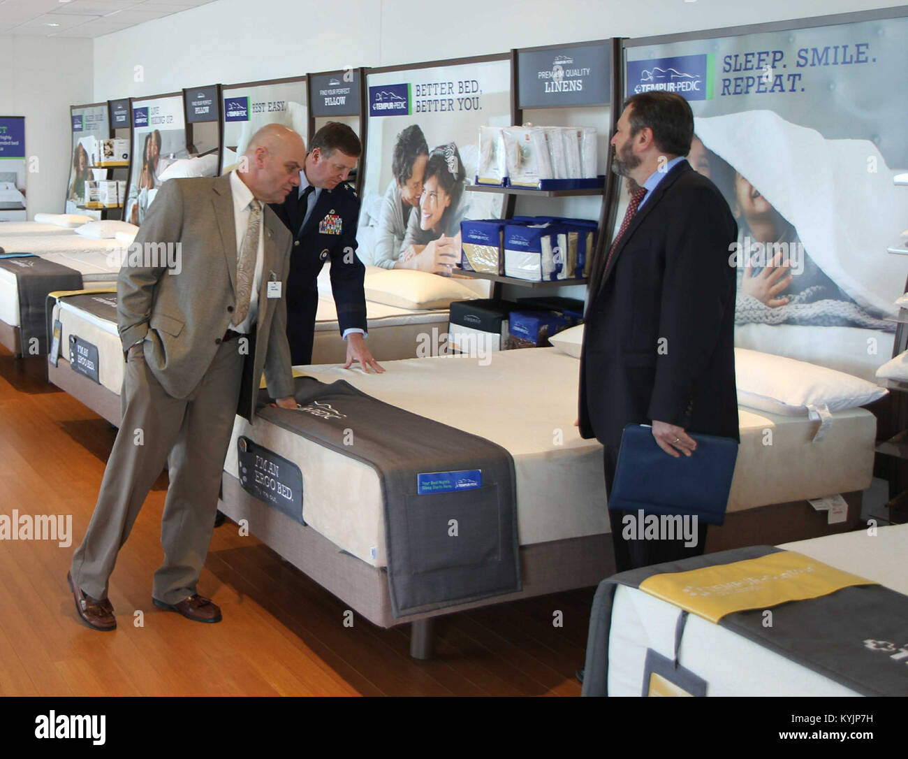 LEXINGTON, Ky [COL Charlie Jones (L) and Maj. Gen. Tonini examine a