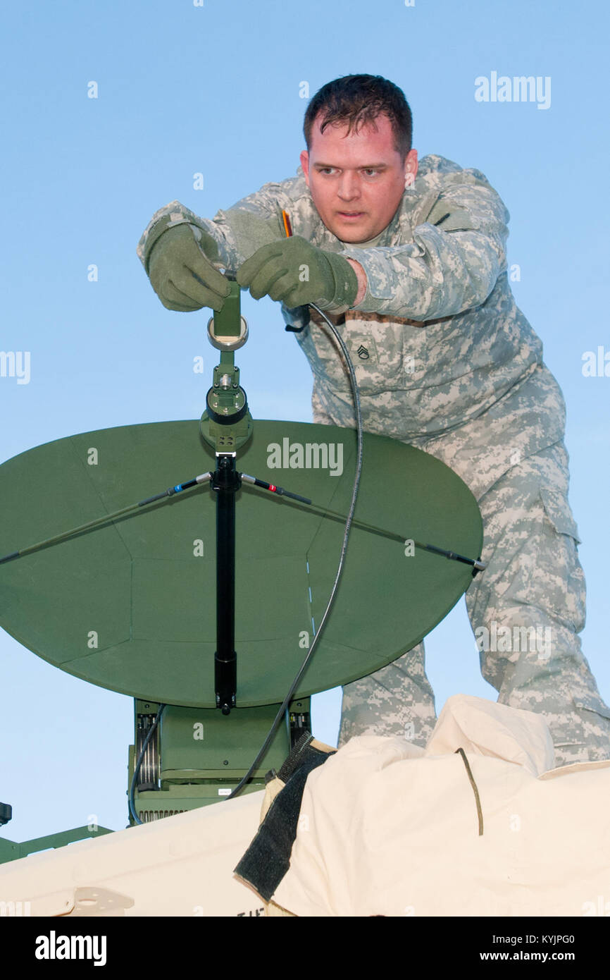 Satellite phone soldier hi-res stock photography and images
